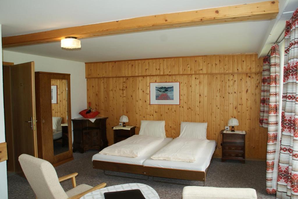 Hotel Pension Spycher Kandersteg Rum bild