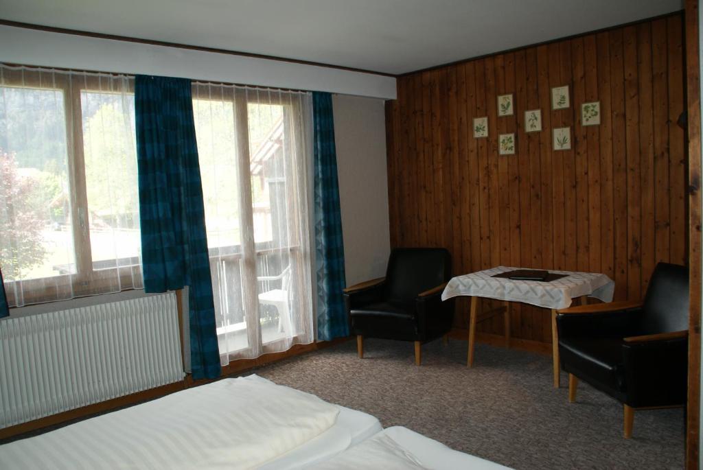 Hotel Pension Spycher Kandersteg Rum bild